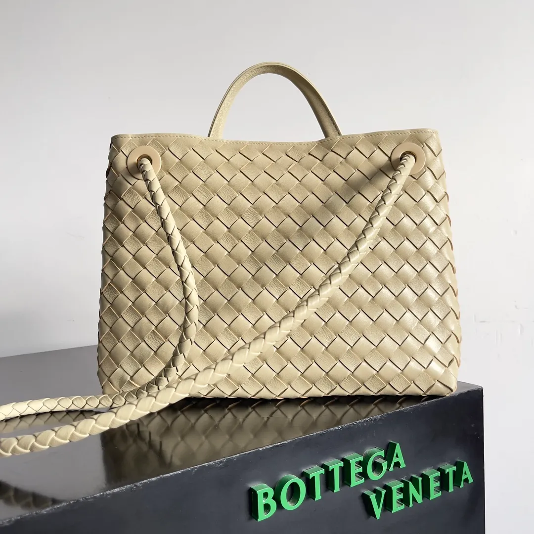 The 2023 new Andiamo batch of 2260 BV has been shipped‼ ️Really popular🔥The new Andiamo woven handbag launched by Bottega Veneta this season is really popular all over the world! ! Celebrities at home and abroad have worn it, and Oscar-winning actress Michelle Yeoh has taken it out on the street. Song Jia, Trai Yara, Yu Feihong, Sanji Ayaka, Rosie Hunting-Whiteley, Yoshioka Riho, etc. have all picked up this bag. It is classic and versatile, showing off its temperament, and the bag capacity is also large, which is very convenient for daily commuting! ! A variety of carrying methods, the shoulder straps can be adjusted by yourself, the original lambskin feels soft and delicate, and the unisex style breaks the gender boundaries and brings a more practical and long-lasting use experience. Andiamo, which has both elegant and casual styles, perfectly interprets the true appearance of "fashionable old money style". Style number: 743572 Size: 32*24*12